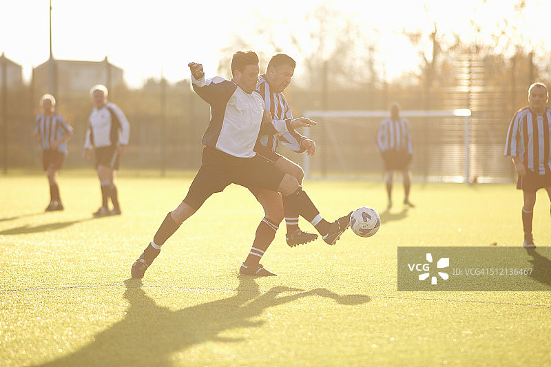 争夺球的足球运动员图片素材