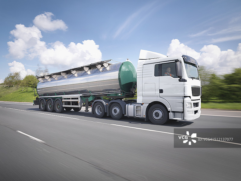 高速公路上行驶的油罐车图片素材