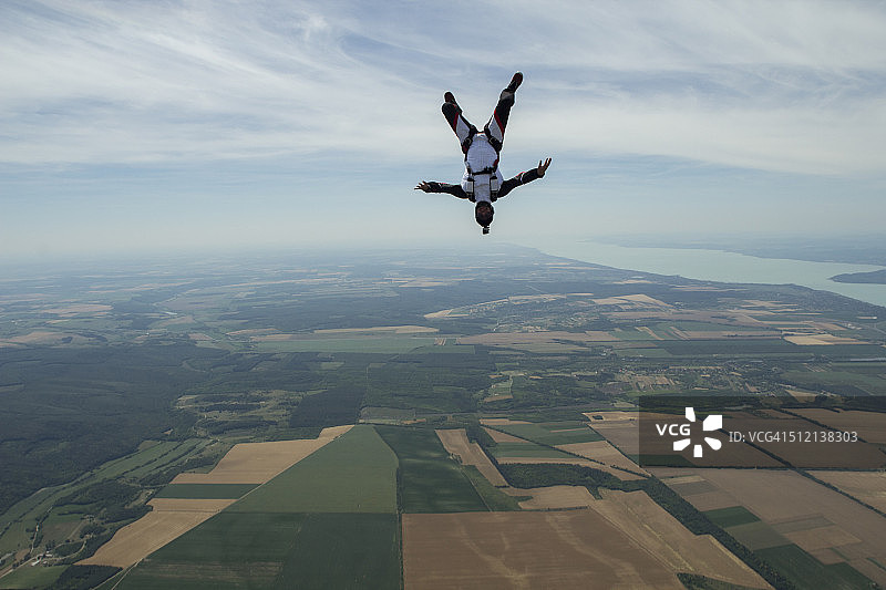 在匈牙利绍莫吉州希欧福克上空倒立自由飞翔的男人跳伞运动员图片素材