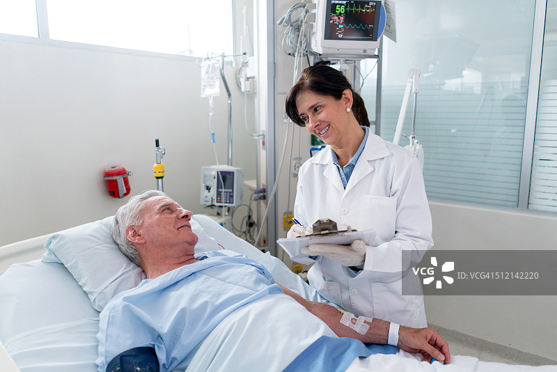 医生在重症监护室检查病人图片素材