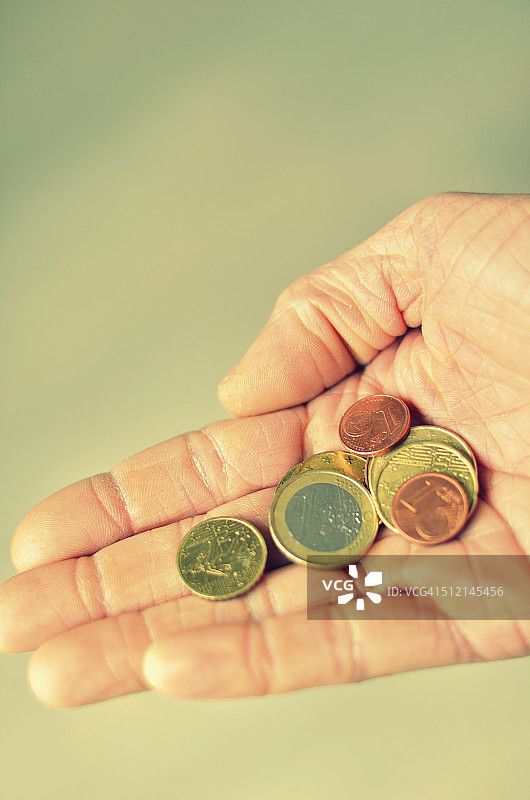 手中的欧元硬币图片素材