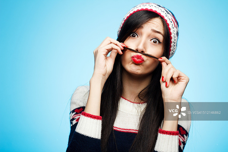 做胡子造型的年轻女孩图片素材