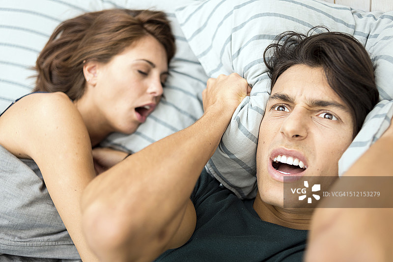 男子因妻子打鼾而无法入睡图片素材