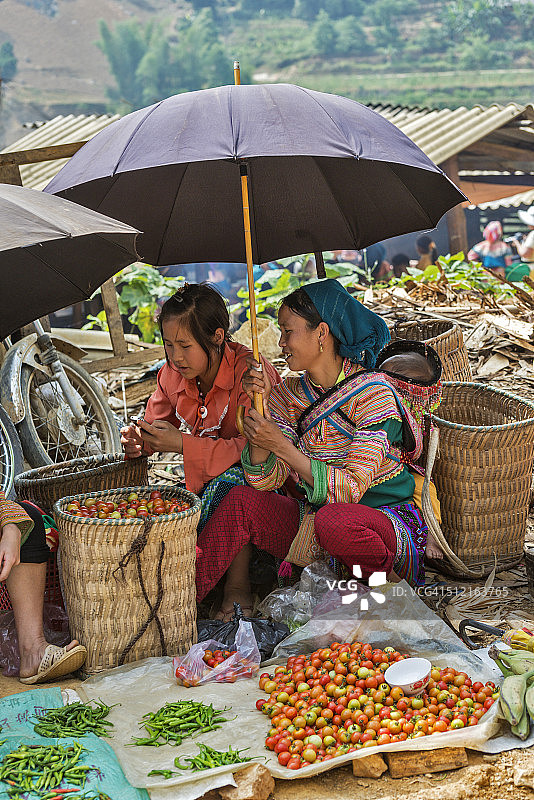 在越南北部 Can Cau 市场上的部落妇女图片素材