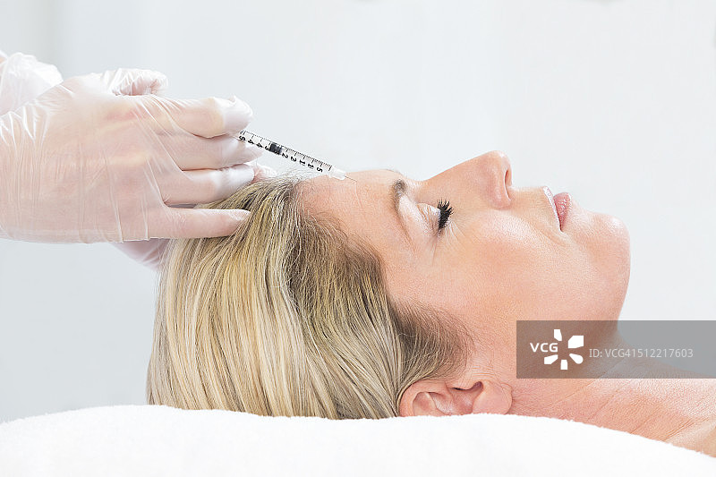 女人接受肉毒杆菌注射图片素材