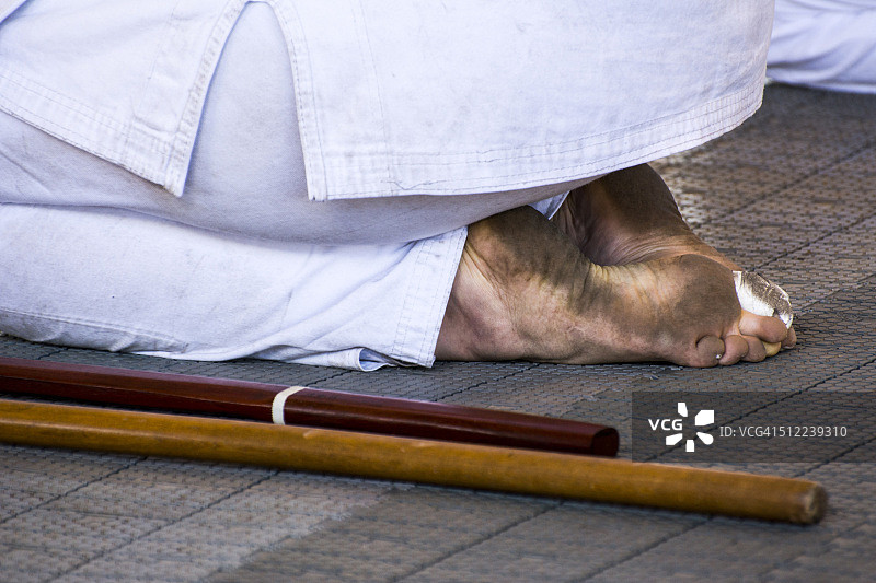 跪着的人图片素材