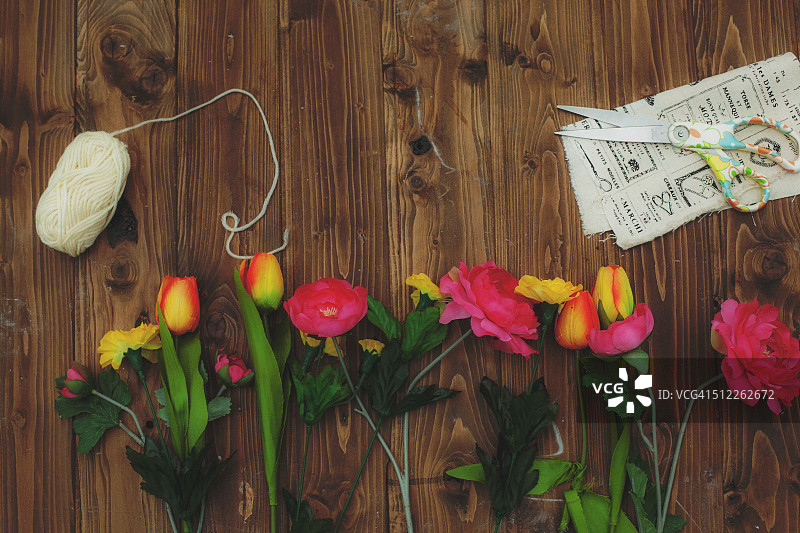 头顶上一张木桌上的花图片素材