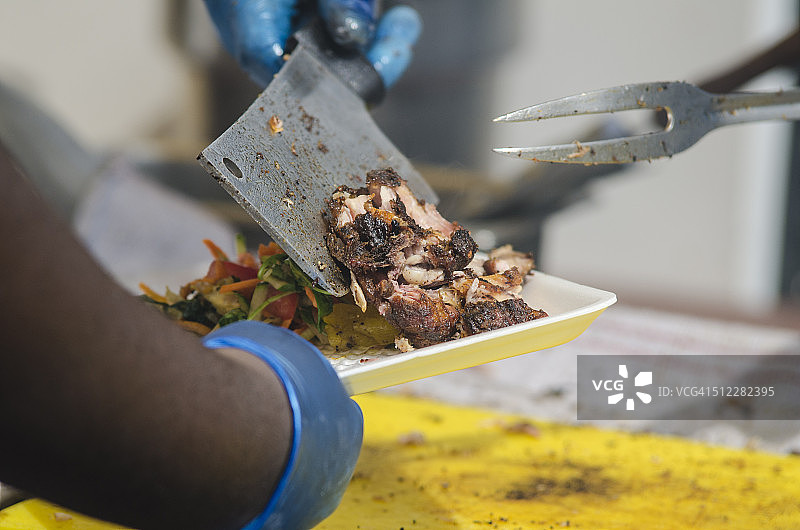 牙买加烤鸡上菜了图片素材