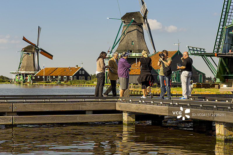 游客在码头上观看风车图片素材