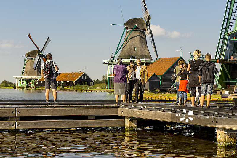 游客在码头上观看风车图片素材