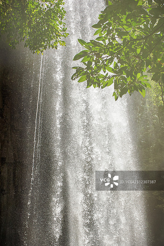 澳大利亚昆士兰州的薄雾瀑布图片素材