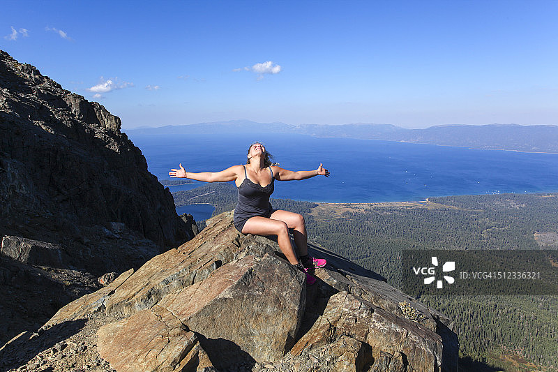 兴奋的女人在户外图片素材