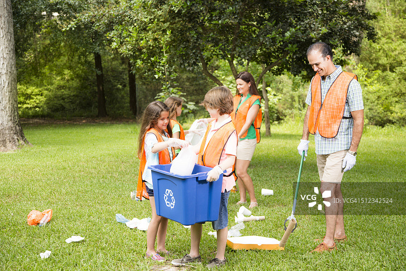 志愿者：家庭清理社区公园，回收箱图片素材