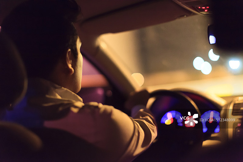 男子夜间驾车图片素材