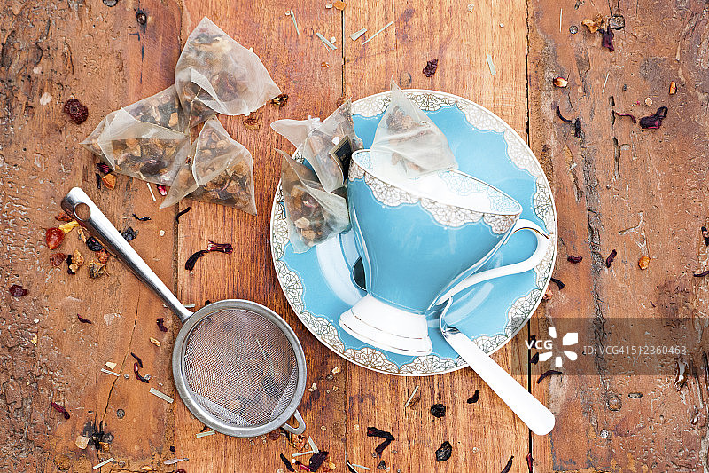 茶包、滤茶器和绿松石色茶杯图片素材