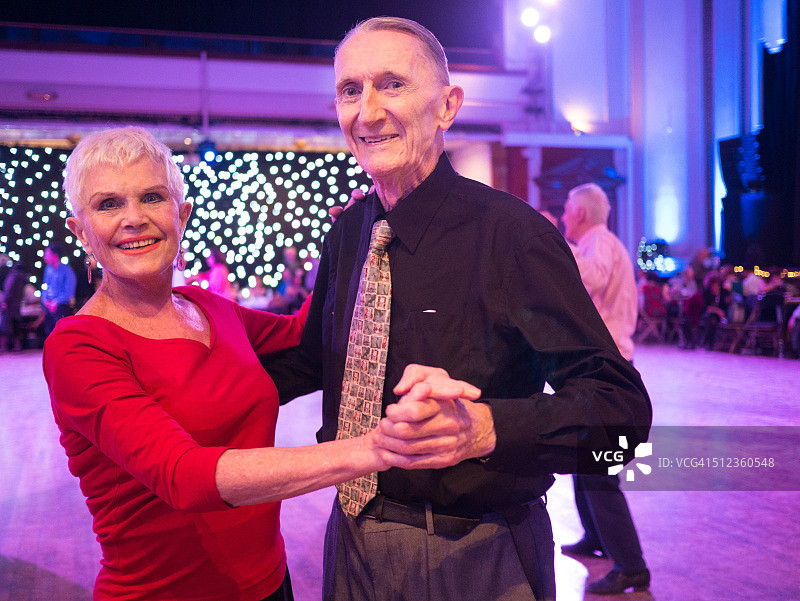 在舞厅跳舞的老年夫妇图片素材