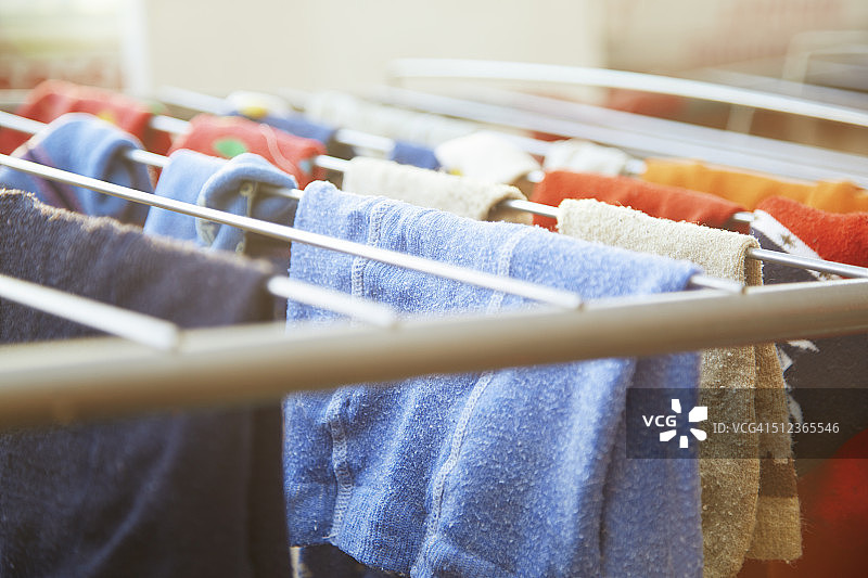 晾衣架上挂着的儿童服装图片素材