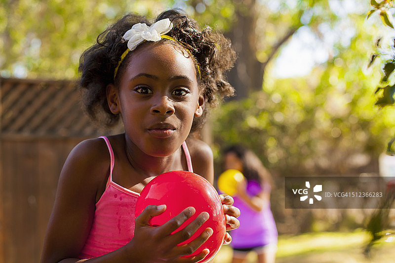 手持水球的女孩肖像图片素材
