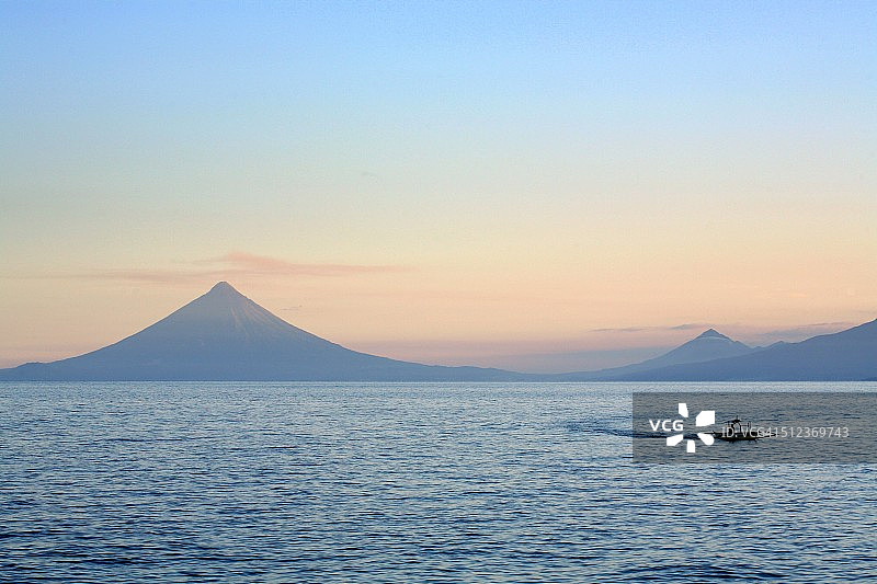 柔和色彩的马荣火山图片素材