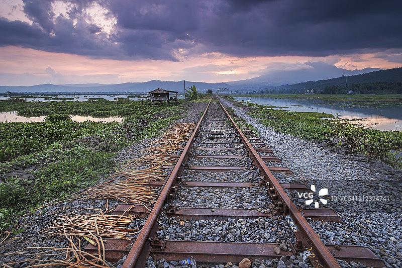 火车轨道上的日落图片素材