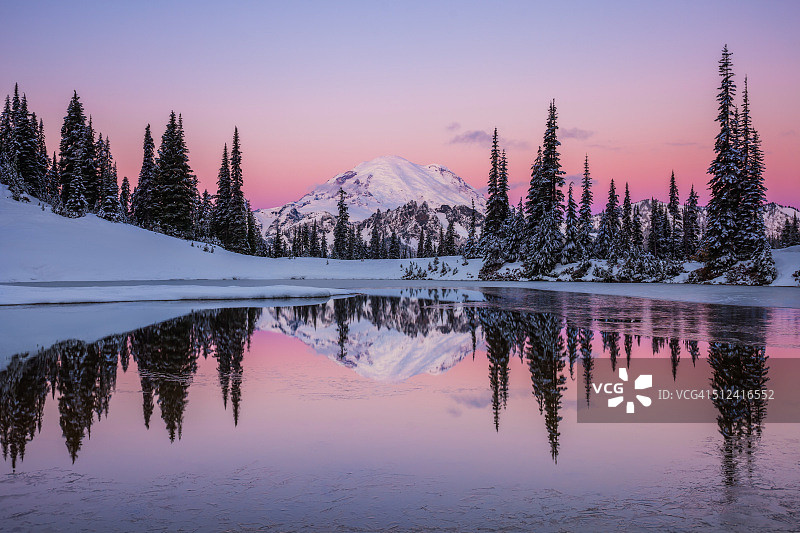 雷尼尔冬季倒影图片素材