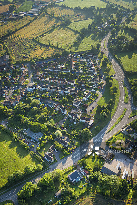 绿地环绕的郊区村庄住宅鸟瞰图图片素材