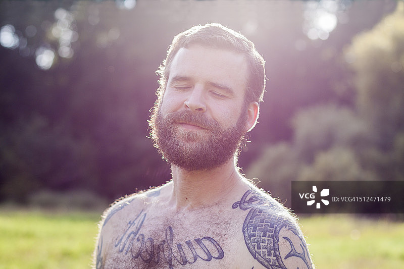 享受午后阳光的胡须男图片素材