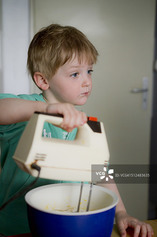 正在烹饪的男孩图片素材