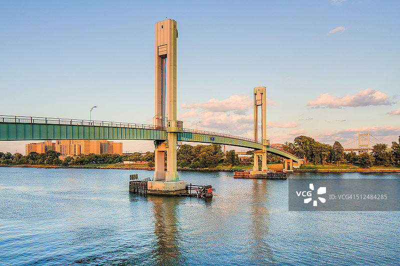 日落时分的瓦兹岛大桥图片素材