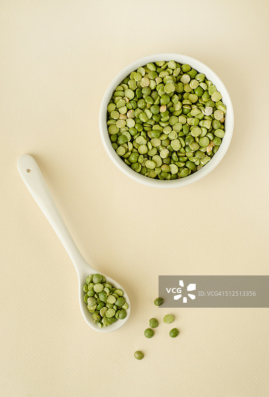 白碗里的豌豆图片素材