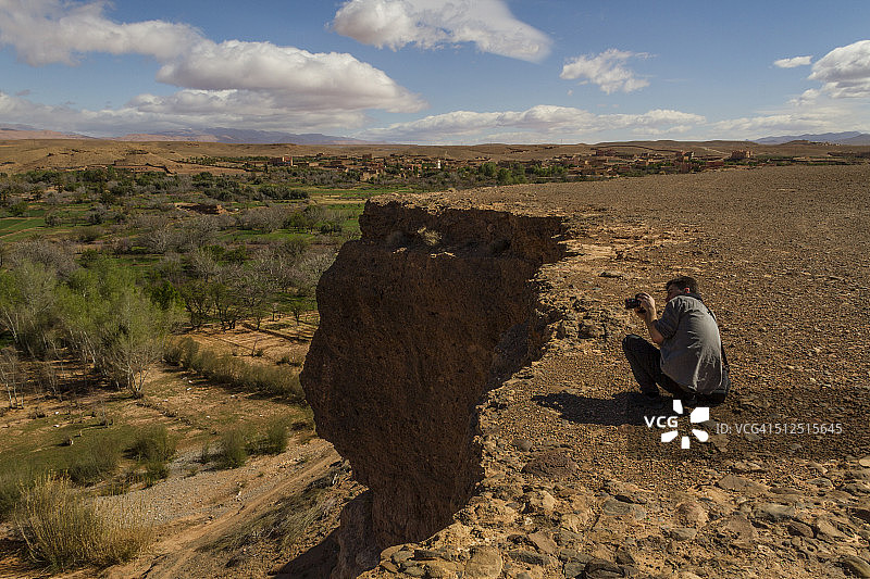 男人拍摄玫瑰谷图片素材