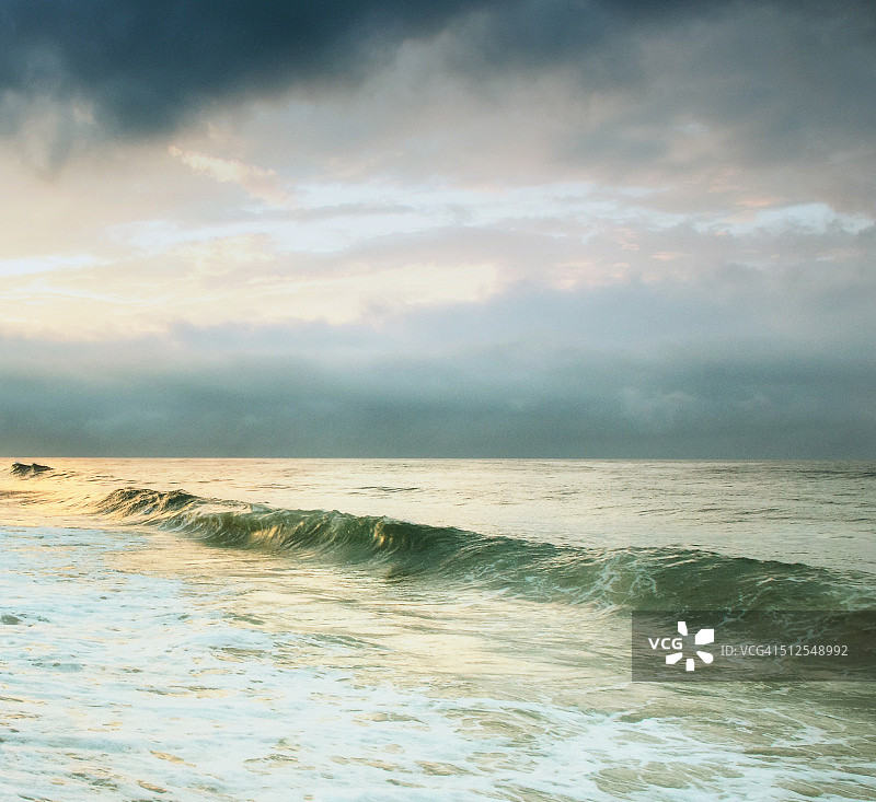 蒙托克长岛的蓝天下绿色海浪图片素材