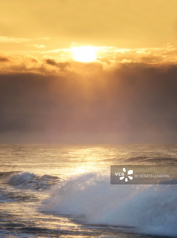 蒙托克长岛日出时的金色海浪图片素材