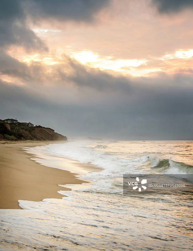 日出时蒙托克长岛的垂直海滩场景图片素材