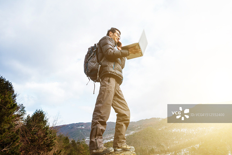 户外工作的徒步旅行者图片素材