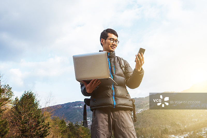 户外工作的徒步旅行者图片素材