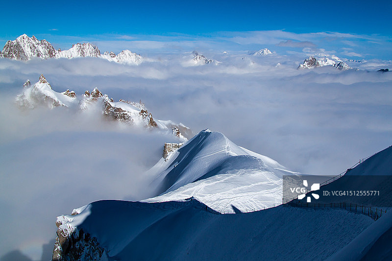 在云层之上图片素材