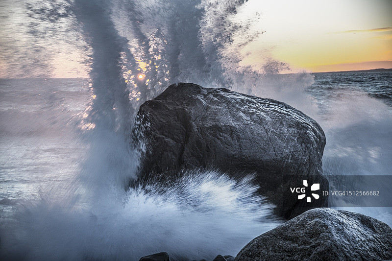 岩石边的风暴图片素材