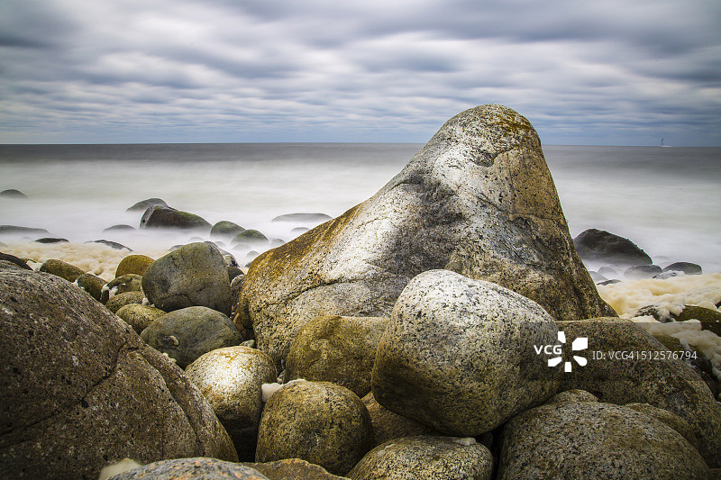 面对风暴图片素材