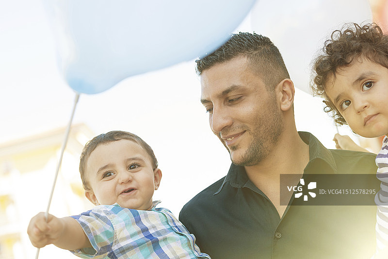 阿拉伯父亲和他的孩子们图片素材