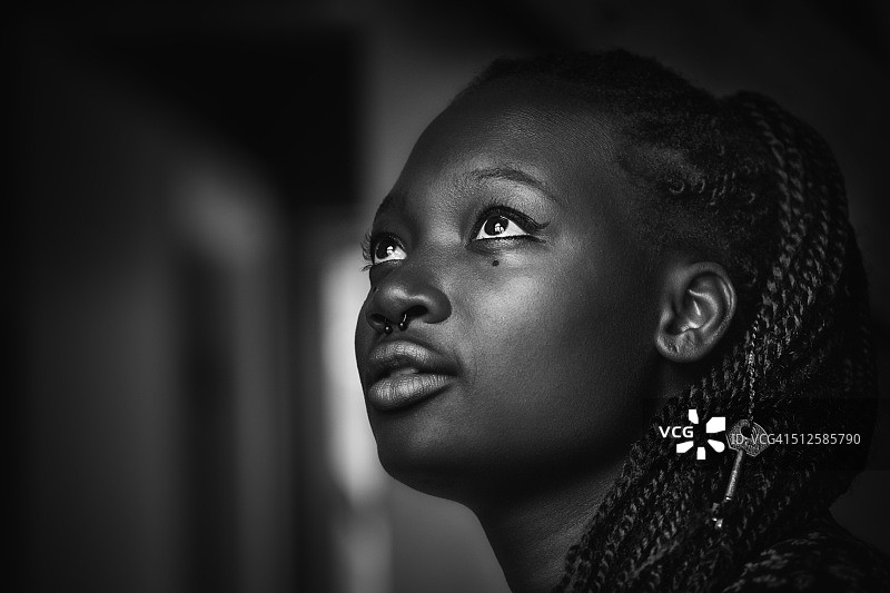 黑白风格的年轻黑人女性肖像图片素材