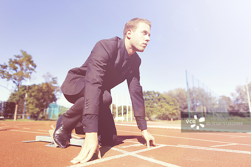 起跑器上的专注商人图片素材
