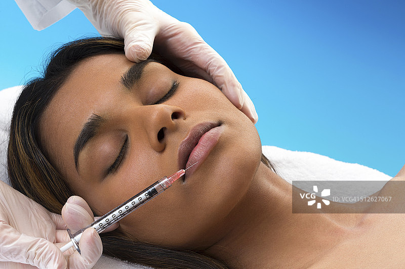 混血女人接受肉毒杆菌注射图片素材