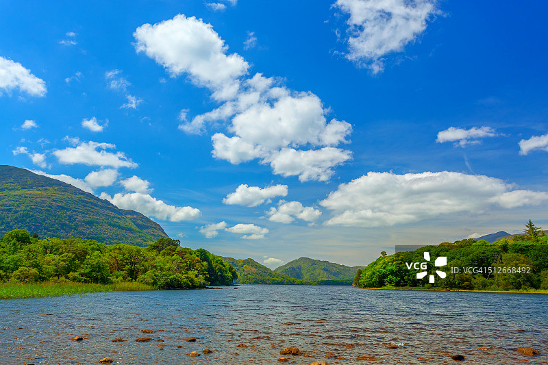 爱尔兰凯里郡凯里环线沿线的基拉尼湖泊图片素材