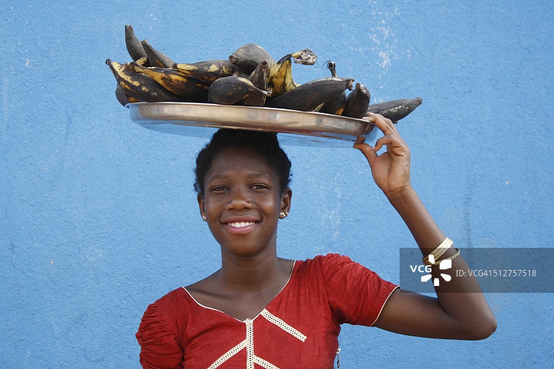 卖大蕉的年轻人图片素材