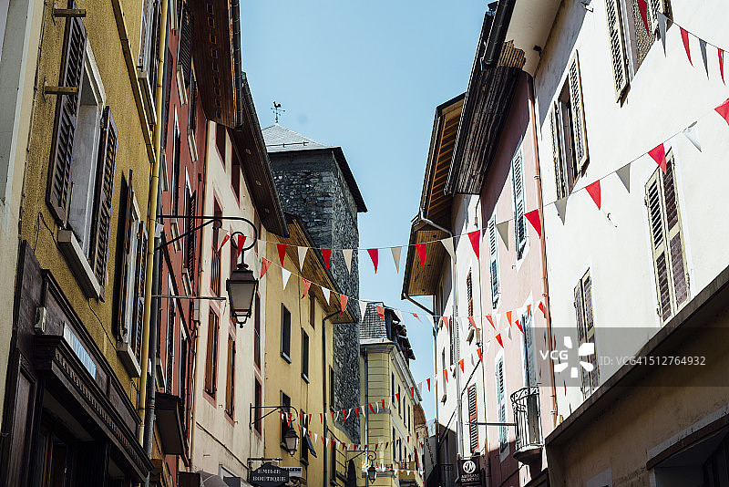 法国圣让-德-莫里安的老街，装饰着环法自行车赛的红白旗帜图片素材