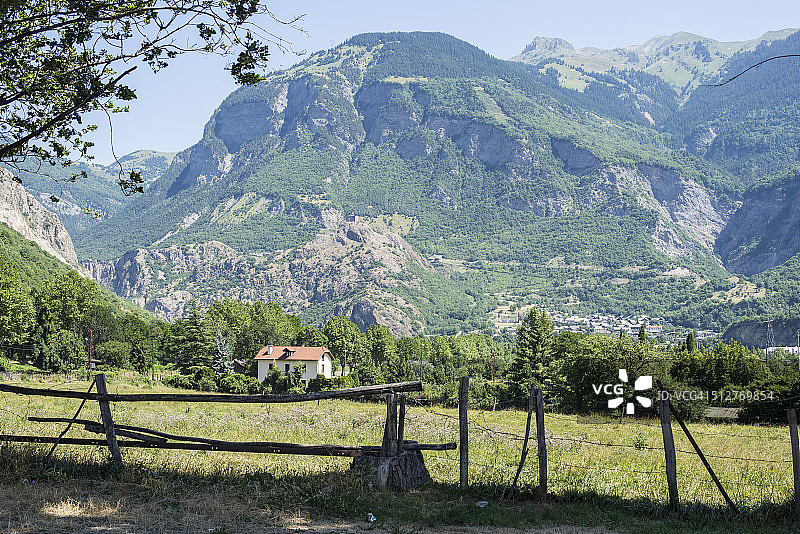 夏日阿尔卑斯山谷牧场景色图片素材