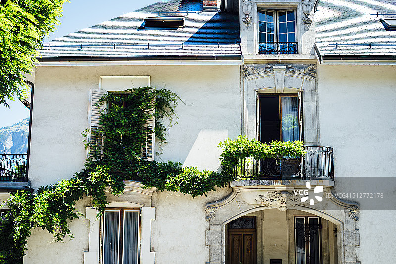 法国圣让德莫里安的老房子，墙壁上爬满了常春藤图片素材