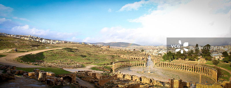 杰拉什椭圆形广场及更广阔的遗址全景图片素材