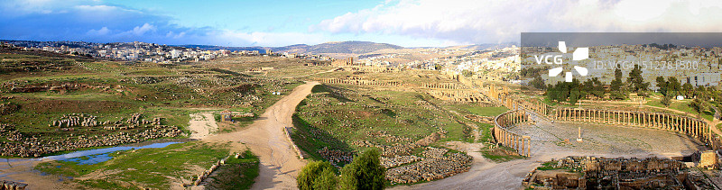 杰拉什椭圆形广场及更广阔的遗址全景图片素材